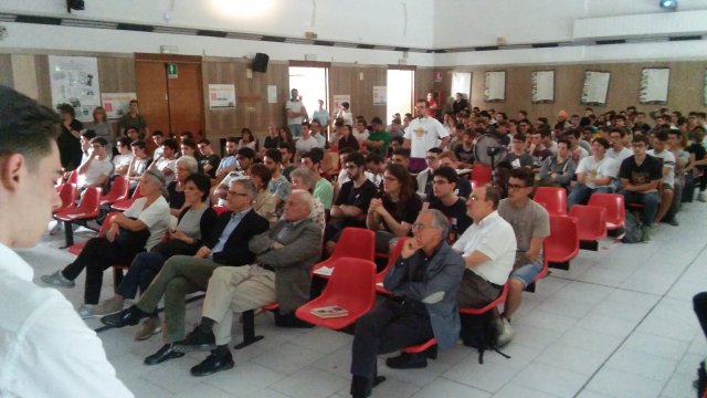 Il 28 maggio all'Itis Castelli, con la partecipazione di Giorgio, figlio di Alberto Trebeschi, a cui è dedicata l'Aula Magna (27.5.17)